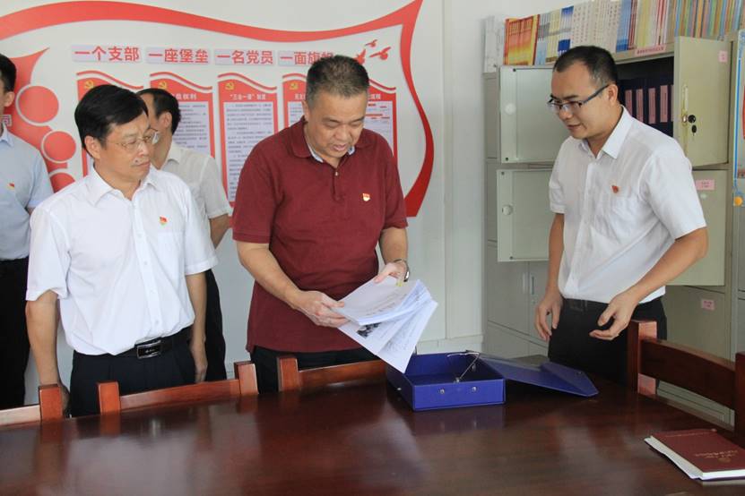 说明: E:\原E盘\继续教育学院\照片\20190926韦荣书记陪同省委第十一巡回指导组张永平副组长等领导到校继续教育学院调研党建工作\省委第十一巡回指导组张永平副组长等领检查继续教育学院党建材料1.JPG