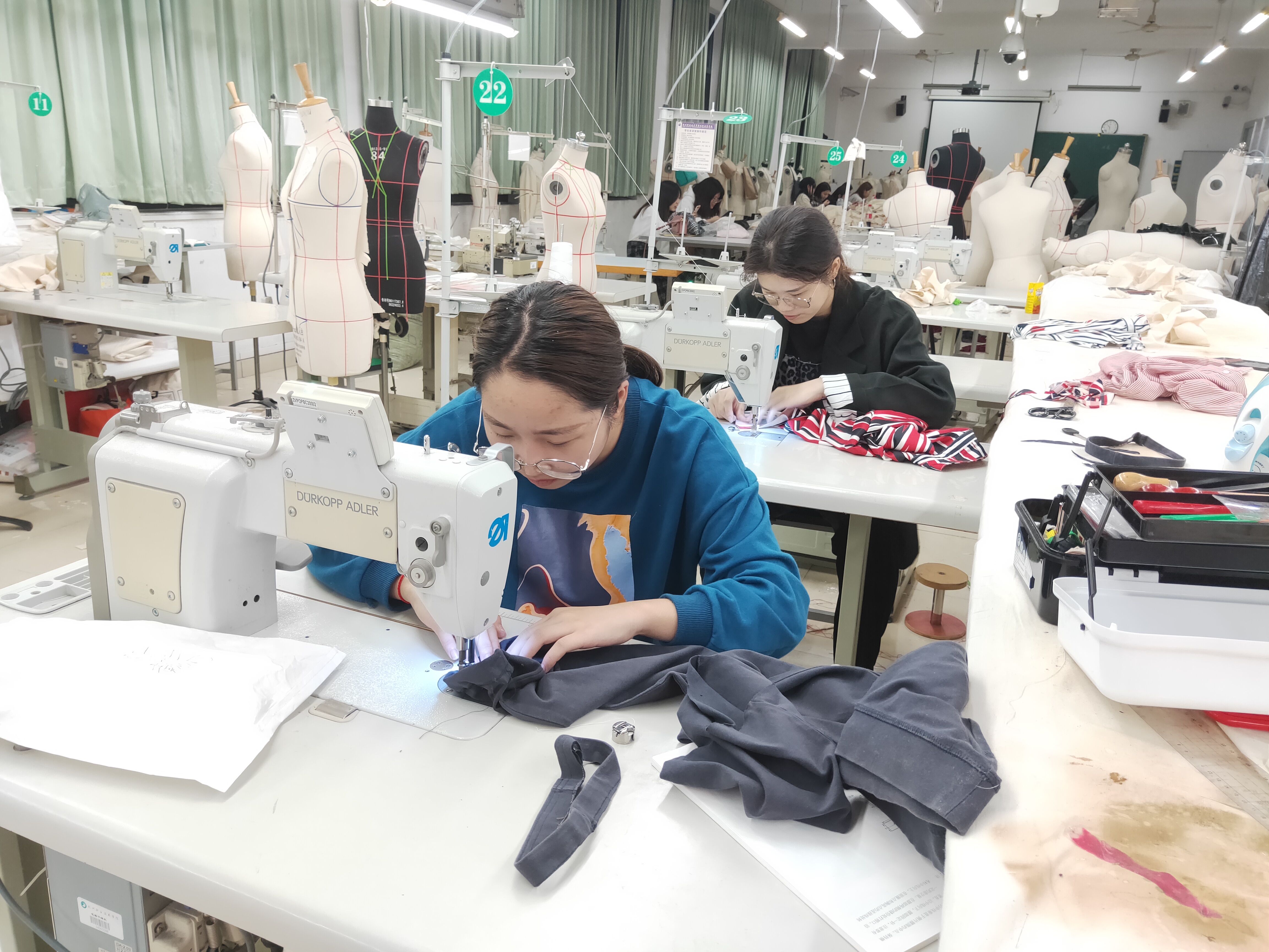 缝匠志愿者在行动.jpg 缝匠志愿者在行动.jpg