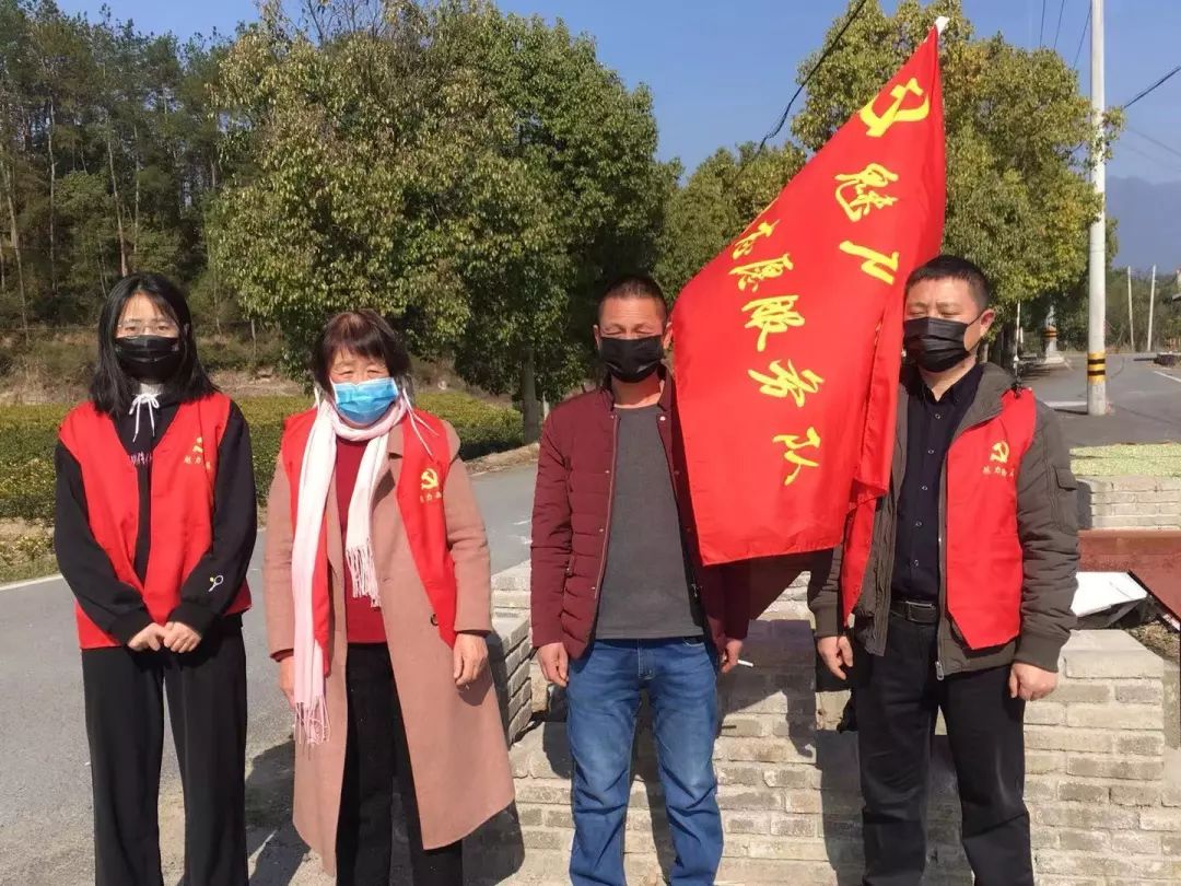 图为汉语言文学专业党支部叶芳澜同学参与家乡疫情防控志愿服务.jpg