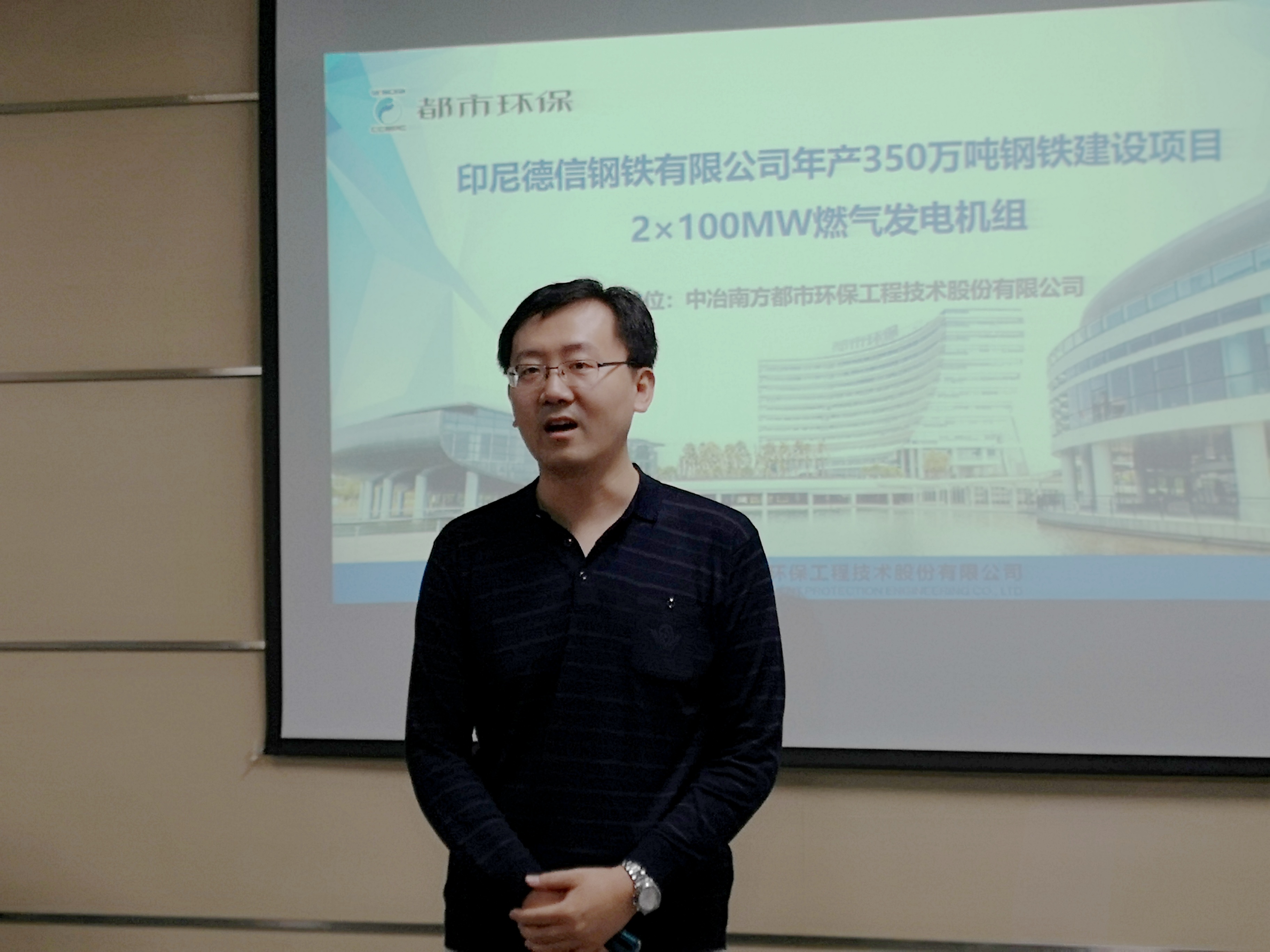 1 交通运输工程系副主任张琦老师主持讲座.jpg