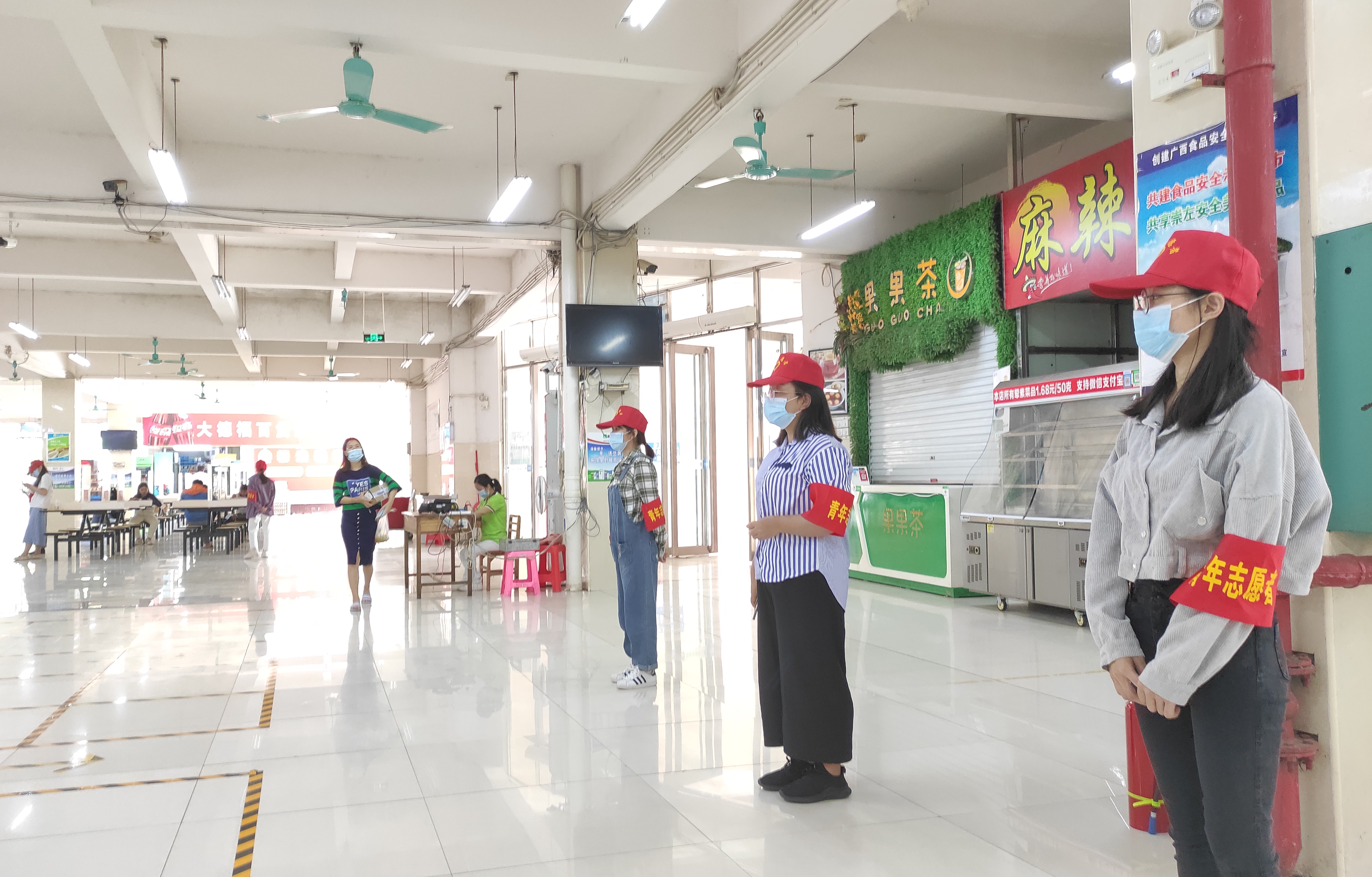 青年志愿者(姚荧霞、韦嫄、蓝方芳)_看图王.jpg 青年志愿者(姚荧霞、韦嫄、蓝方芳)_看图王.jpg