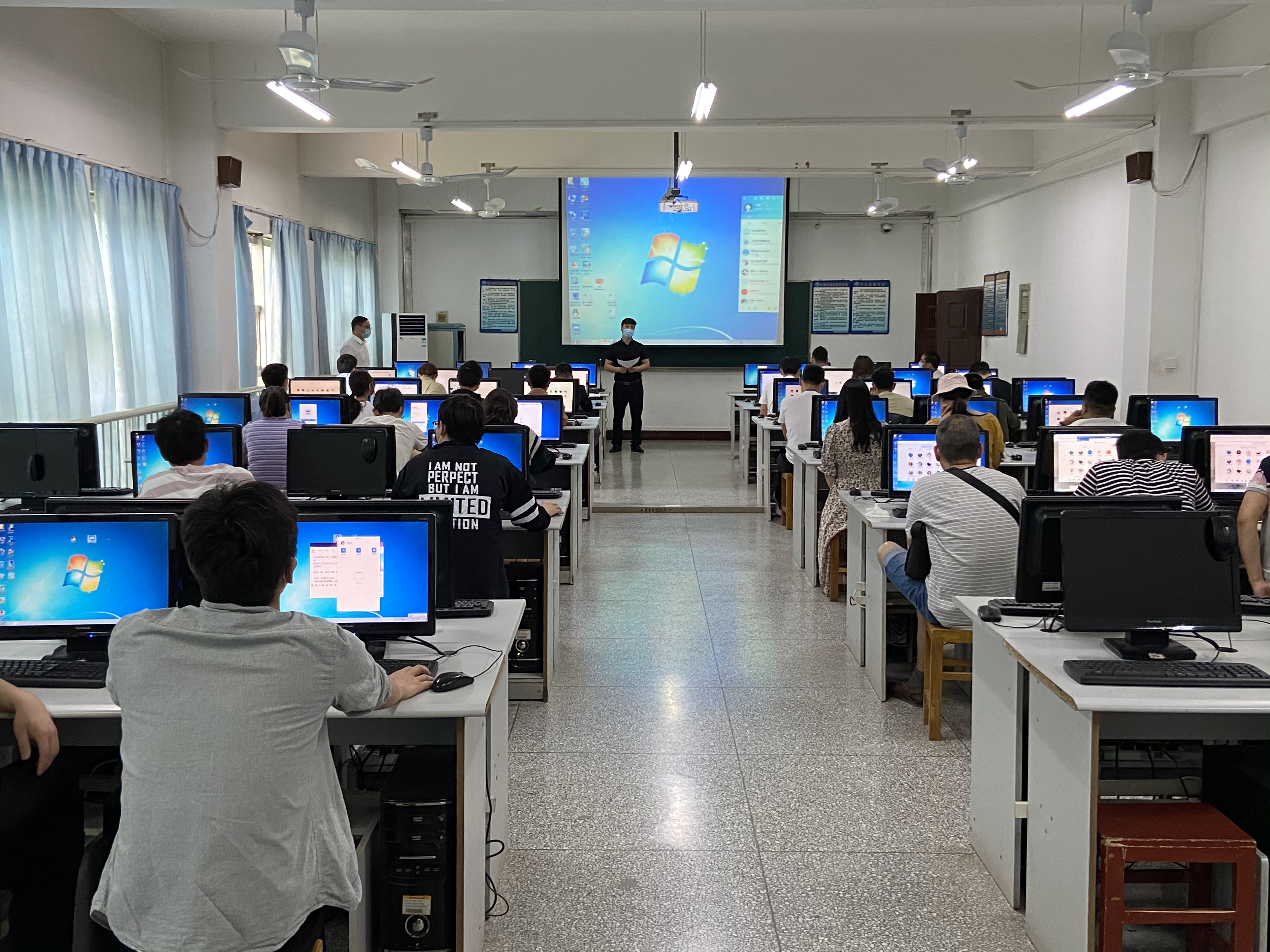 教务处杨红波老师详细介绍了线上视频监考对监考教师和学生的要求.jpg