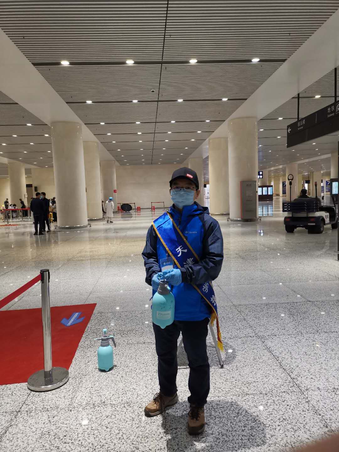 田华老师在机场为学生行李消毒.jpg