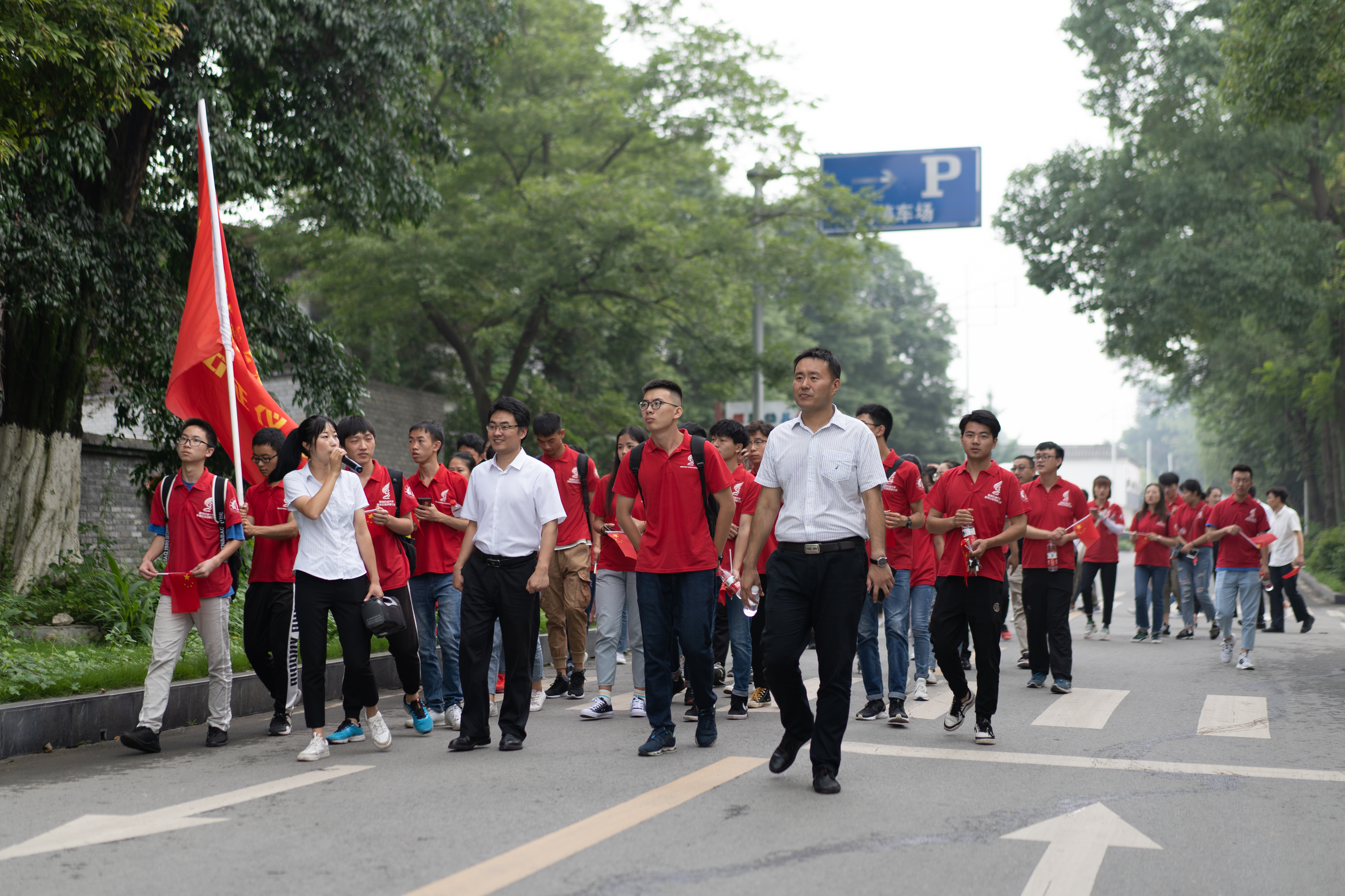 赴成都市郫县开展主题党日活动--重走习近平来川视察路