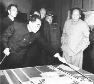 毛泽东、周恩来等审看人民大会堂的建筑设计方案.jpg