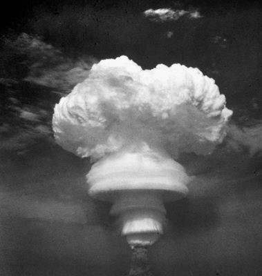 中国第一颗氢弹在西部某地上空爆炸成功.jpg