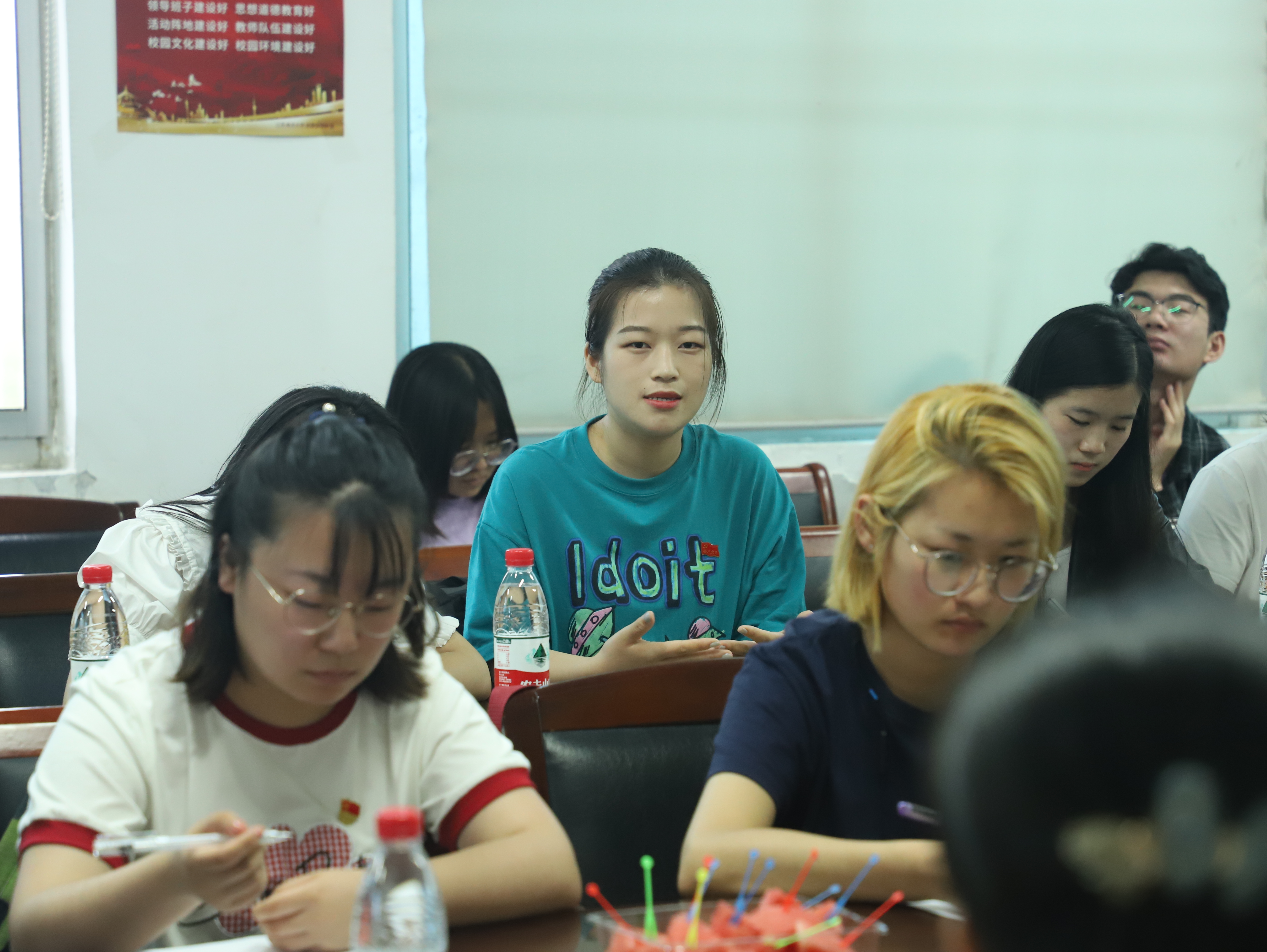 毕业生党员认真聆听教诲