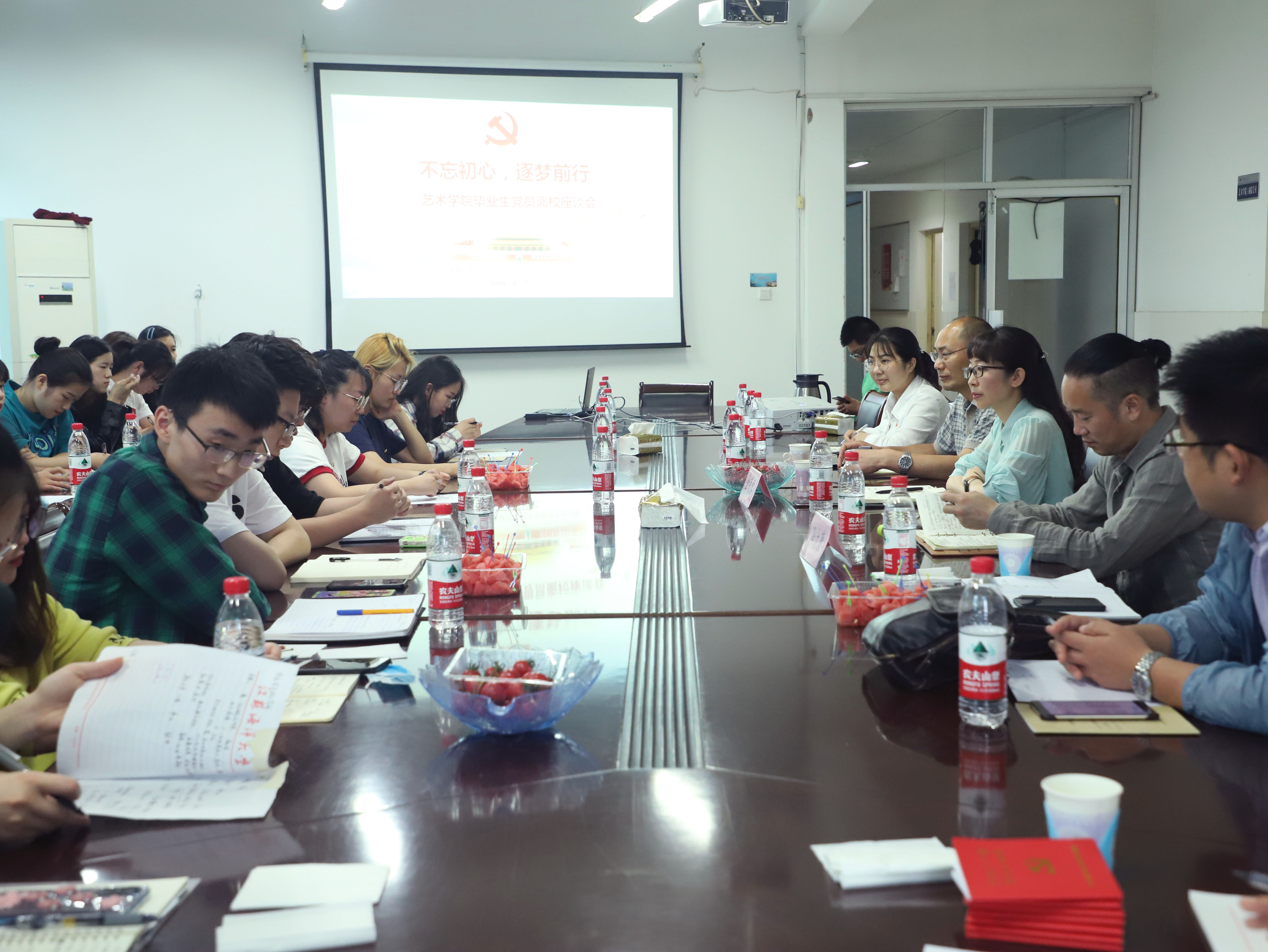 座谈会氛围热烈