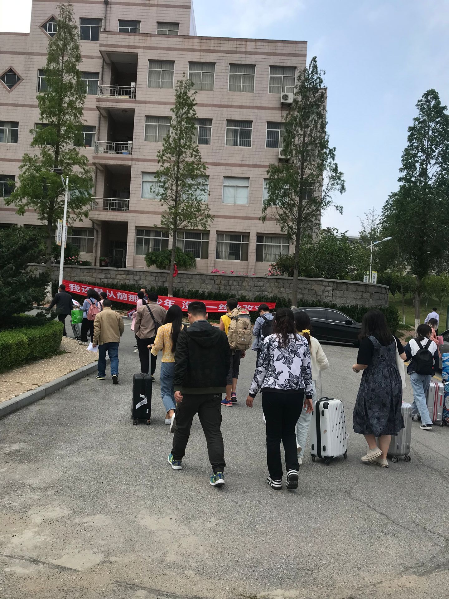 老师接到学生后送入学生公寓.jpg