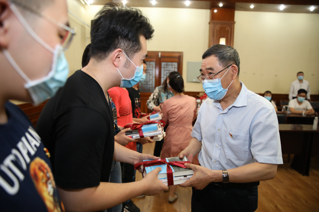 王书记参加党支部活动3