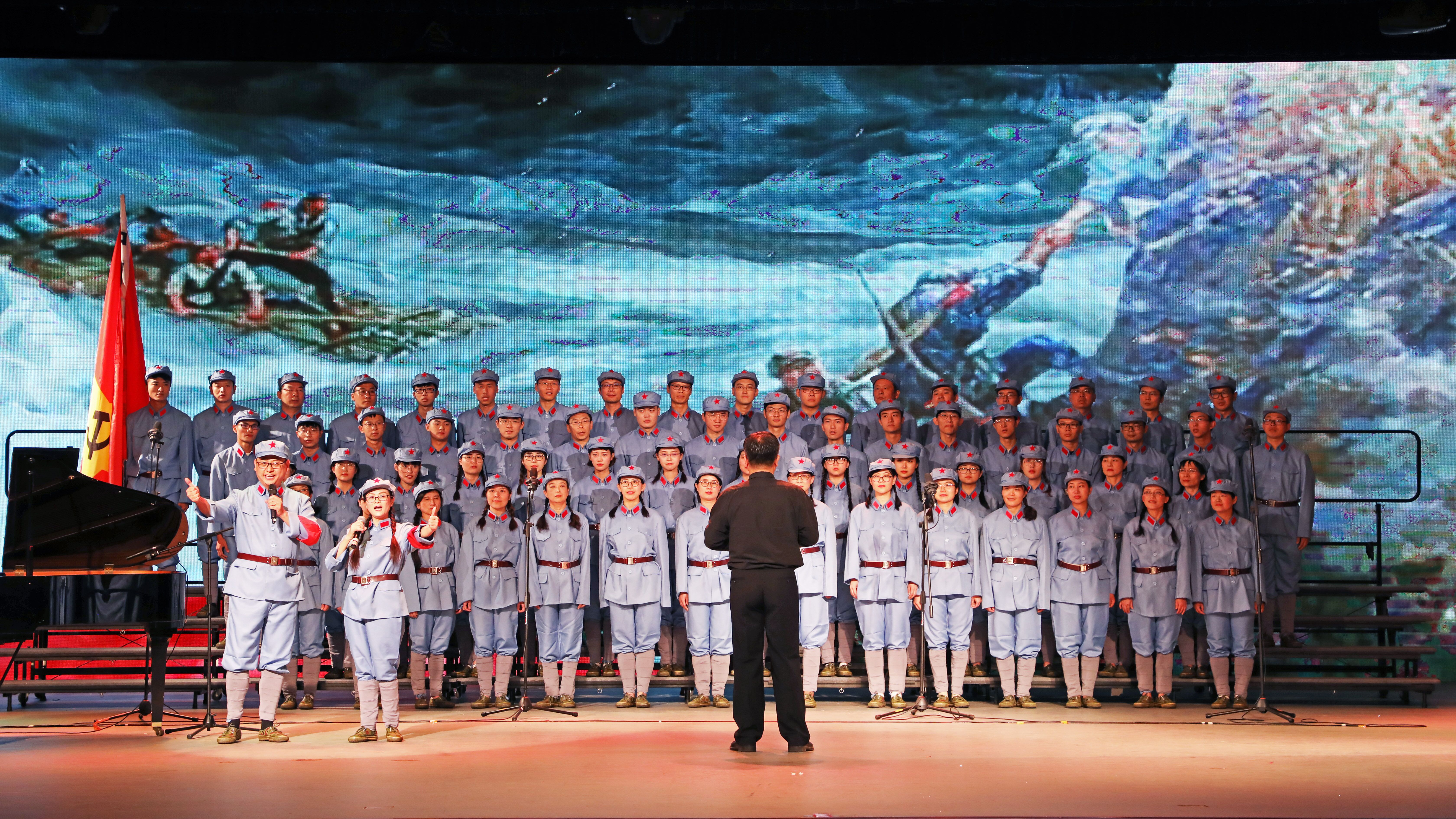 支部同学参加庆祝新中国成立70周年歌咏比赛，用歌声和真情向新中国七十华诞献礼。