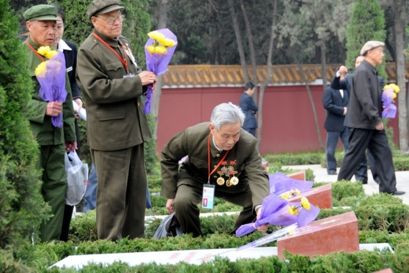 参加解放洛阳老战士向烈士墓敬献鲜花.jpg