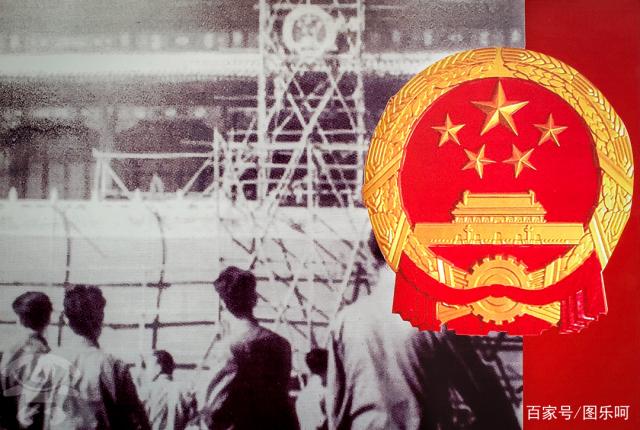 1951年5月1日，新中国的第一枚金属国徽正式悬挂在天安门城楼上。.jpg
