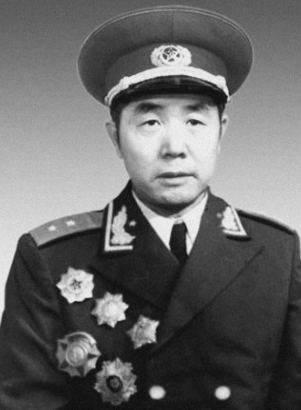 1955年9月被授予中将军衔的崔田民 （资料图）.jpg
