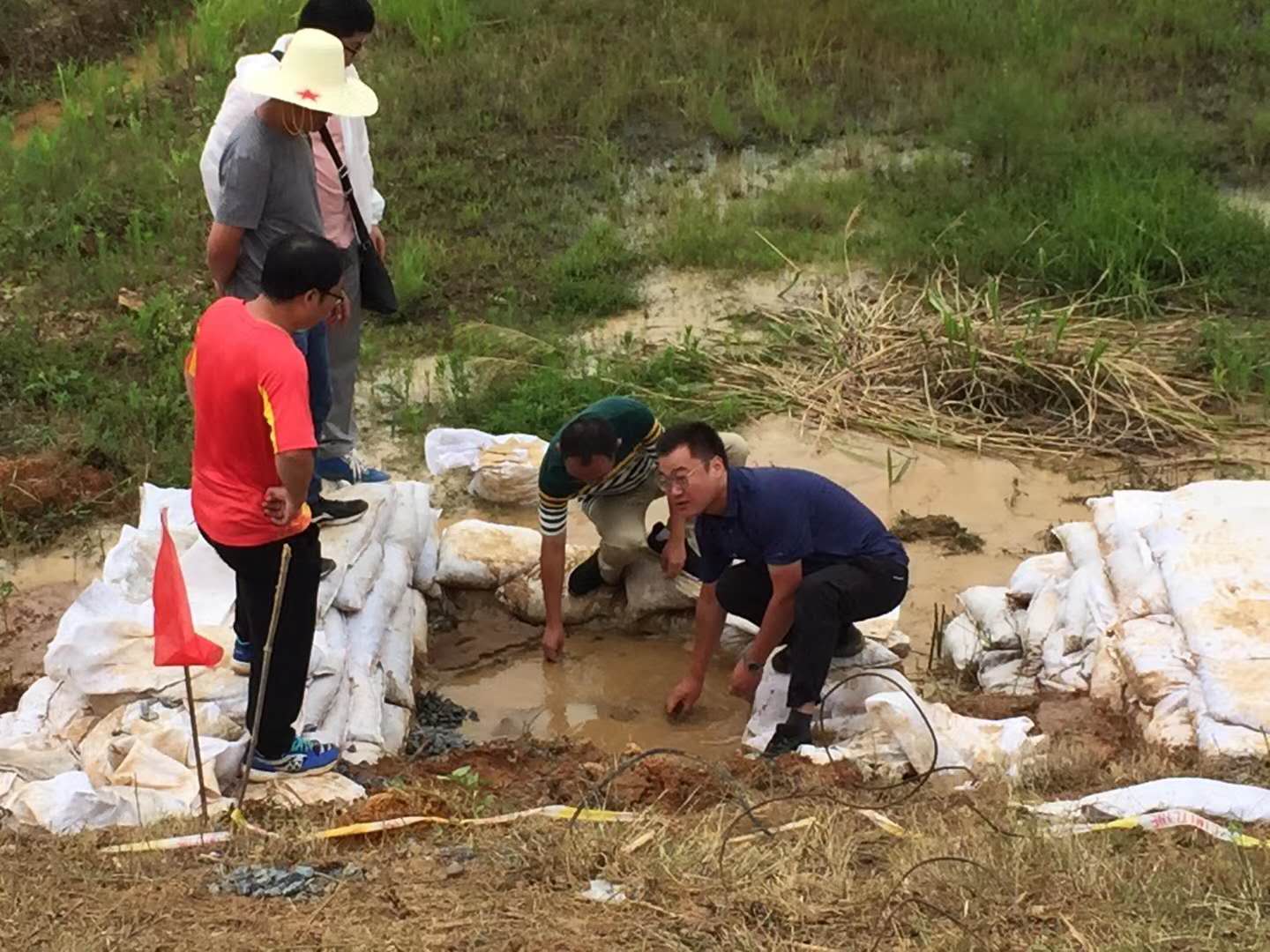 查看抢护成效（右一为李焱）.jpg