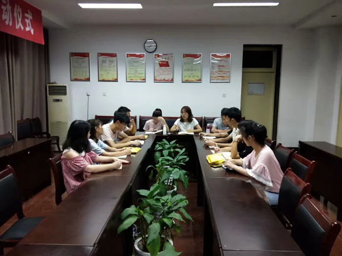 班委会一起商讨工作_副本.jpg 班委会一起商讨工作_副本.jpg