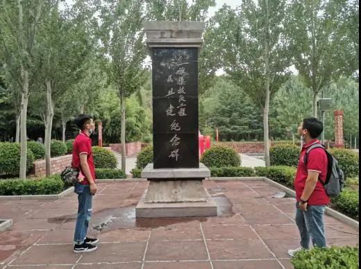 实践队员在分水苑内参观.jpg 实践队员在分水苑内参观.jpg