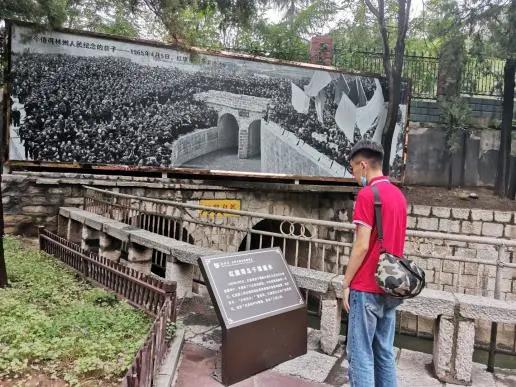 实践队员在分水苑内参观2.jpg 实践队员在分水苑内参观2.jpg