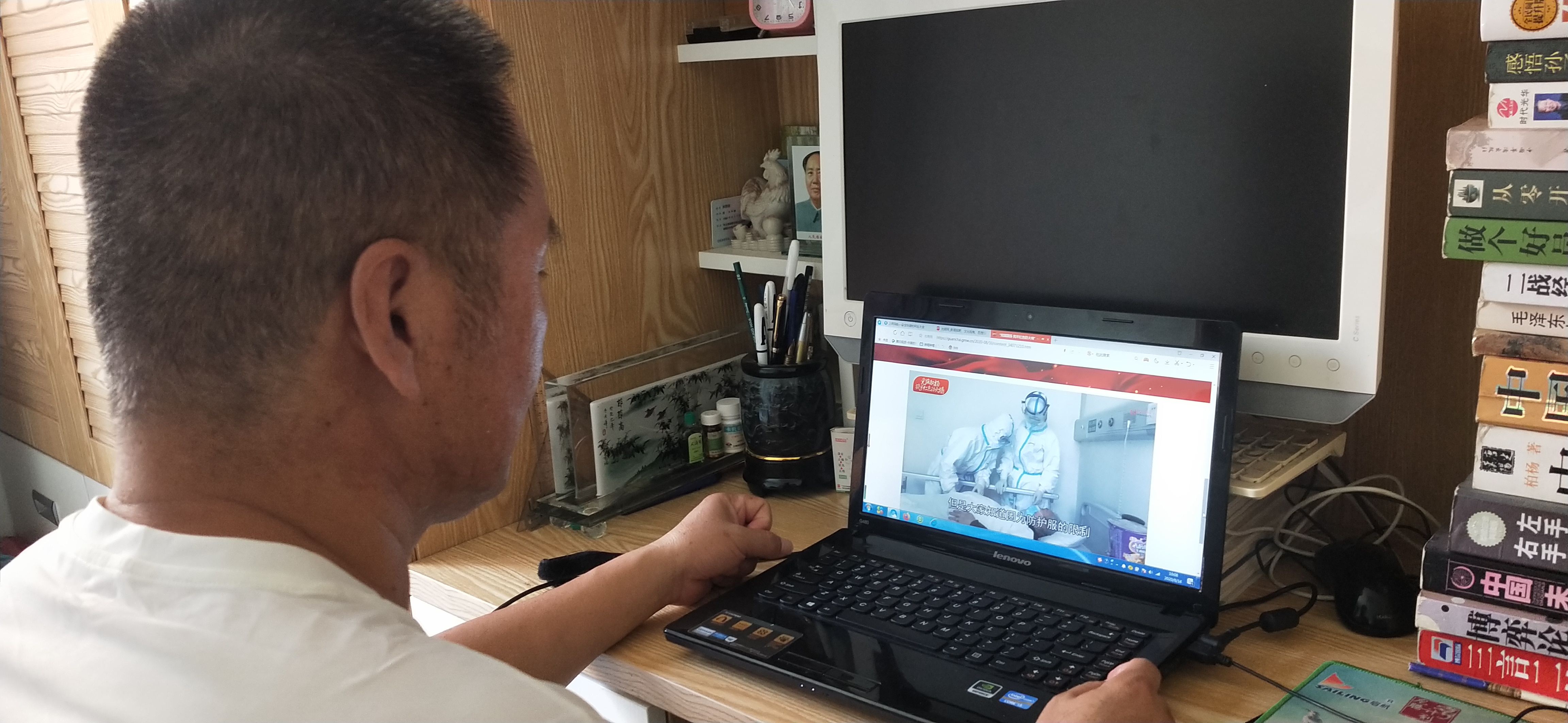 党支部书记祝国强老师收看微党课照片