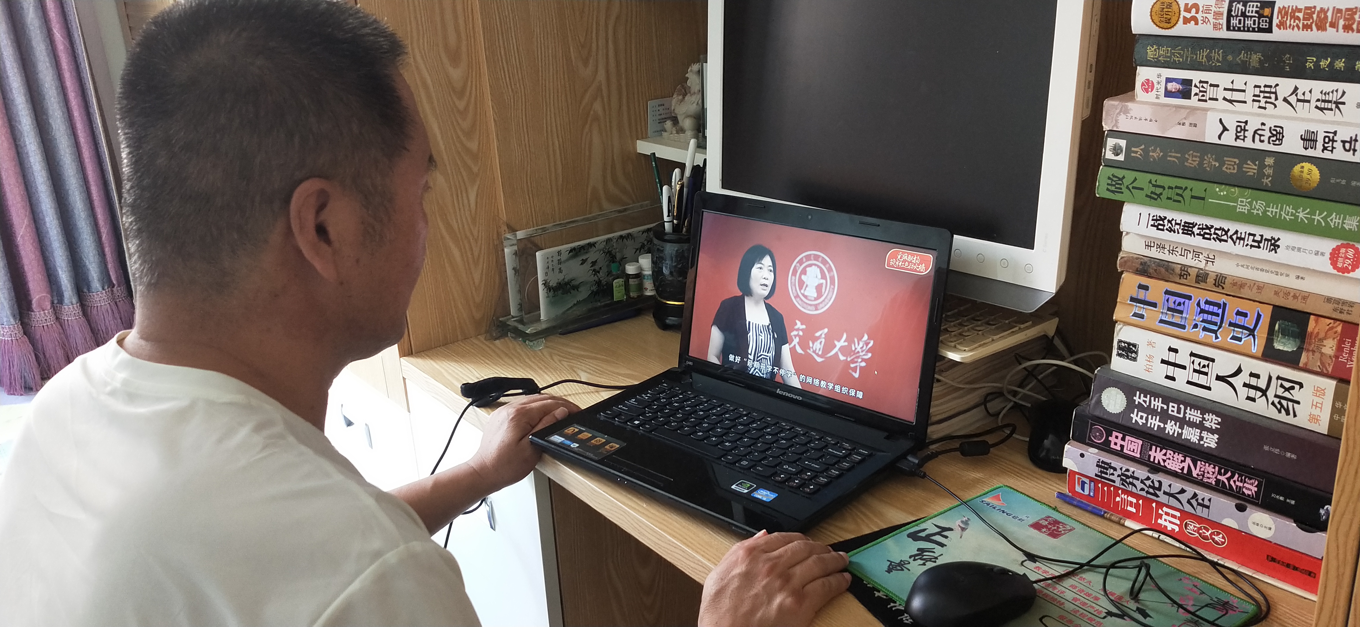 党支部书记祝国强老师收看微党课照片