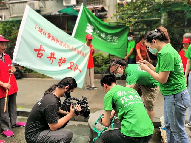 环境学院实践队对水井水质进行实地取样.jpg