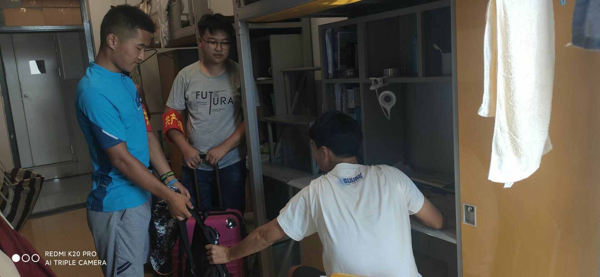 党员志愿服务学生返校03：服务到宿舍