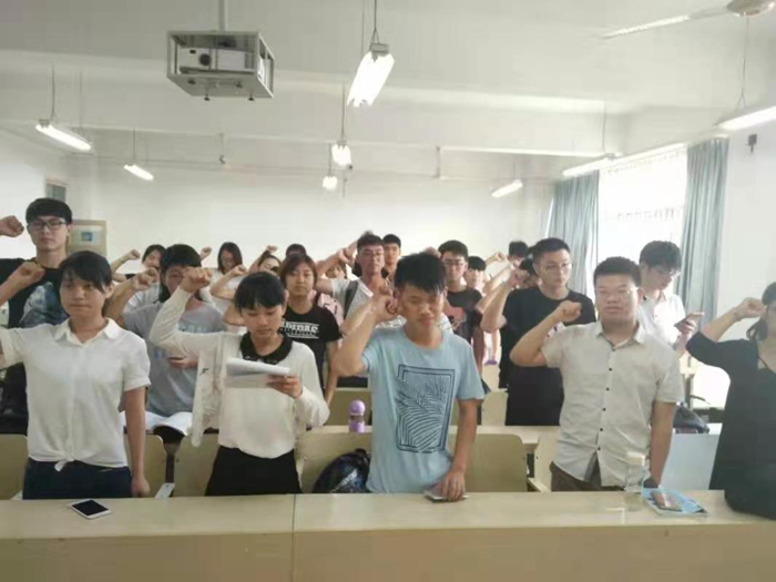 带领班级同学进行入团宣誓_副本.jpg 带领班级同学进行入团宣誓_副本.jpg
