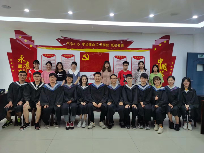 学生第三党支部合影留念_副本.jpg 学生第三党支部合影留念_副本.jpg