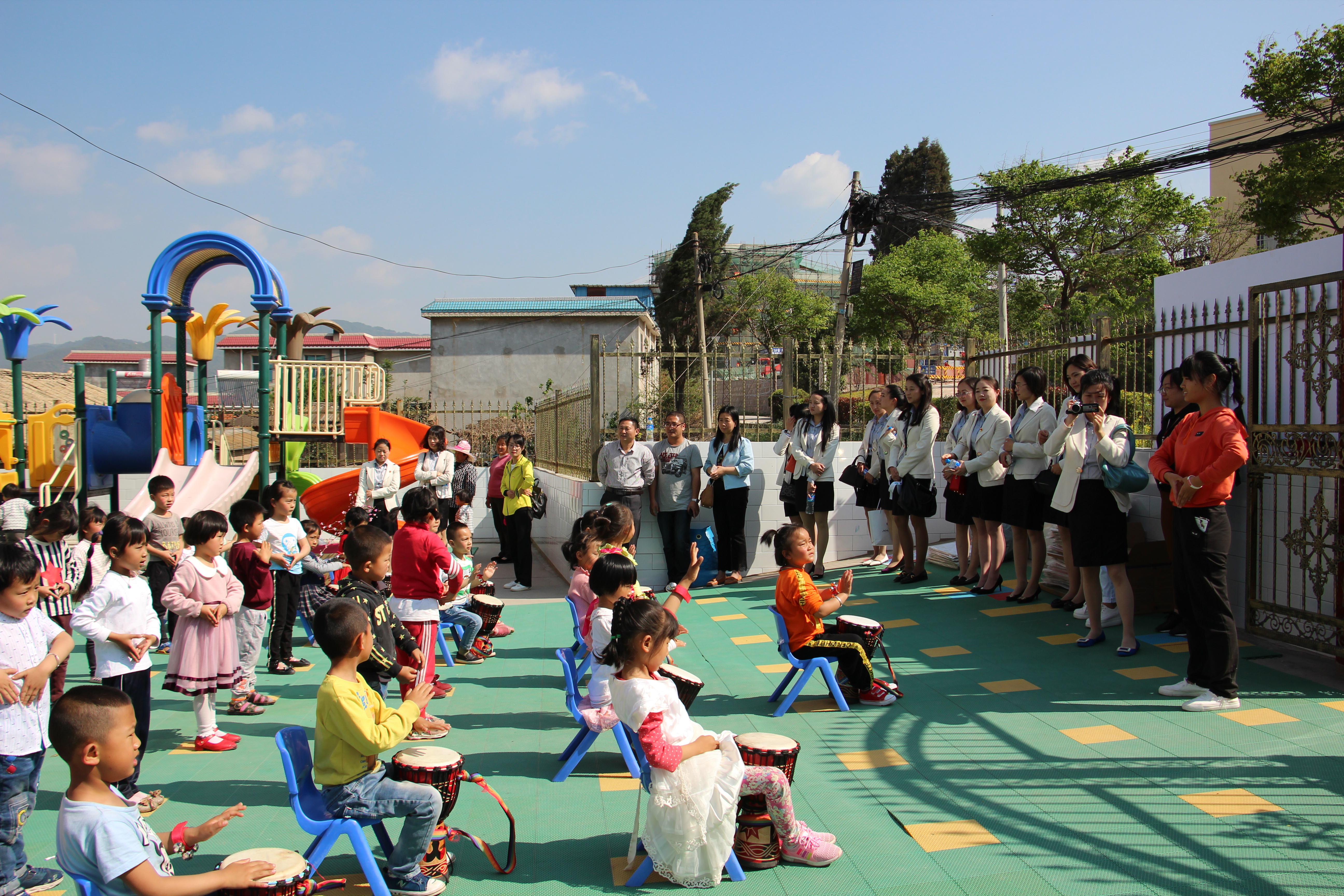 7.第三段禄脿幼儿园的老师带领孩子们歌舞《红山果》下方插入的照片.JPG