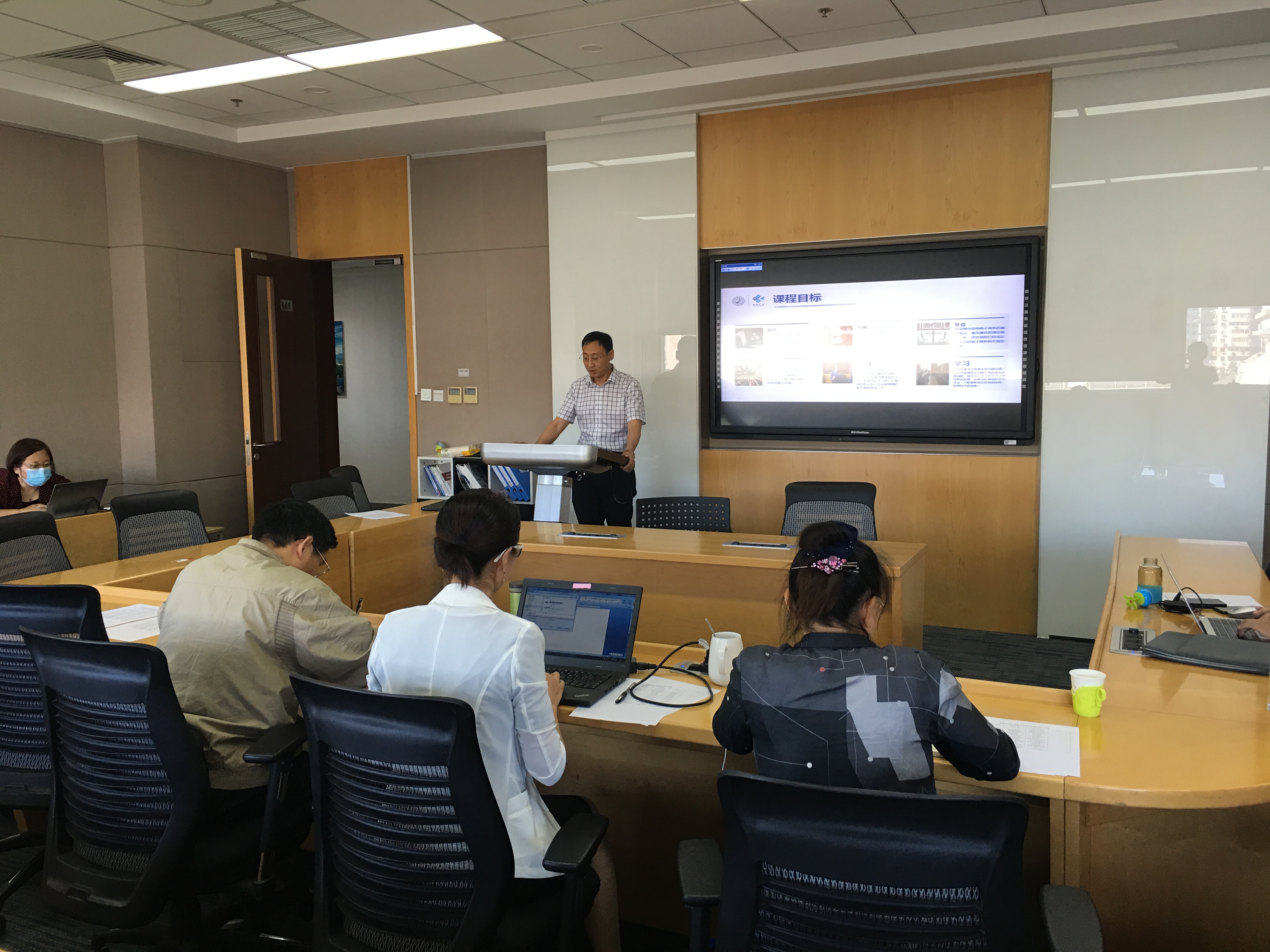 常金平老师.JPG 常金平老师.JPG