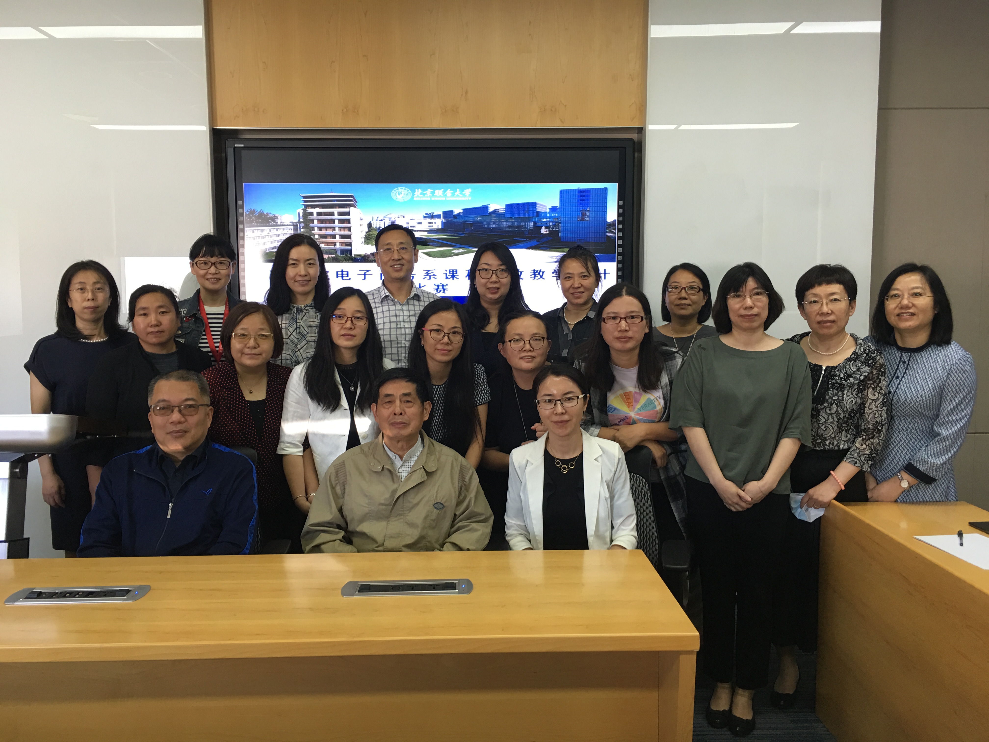 合影.JPG 合影.JPG