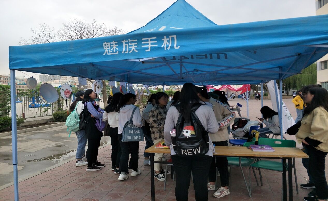 图为“爱织桥“活动中同学们积极参与活动场景 2019.04.12