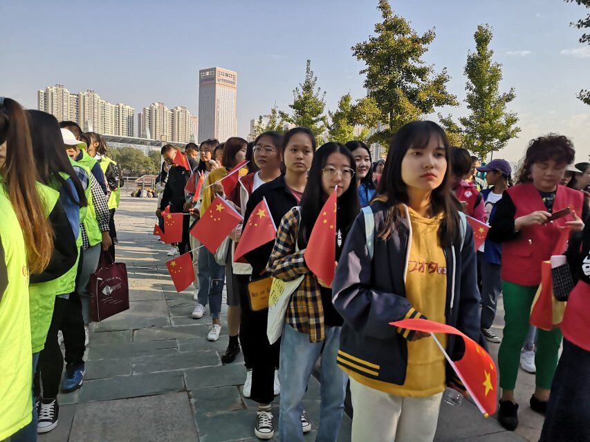 图为西部天空协会参与建国七十周年之“我为我的祖国献首歌”活动中同学们为祖国献歌场景   2019.10.01