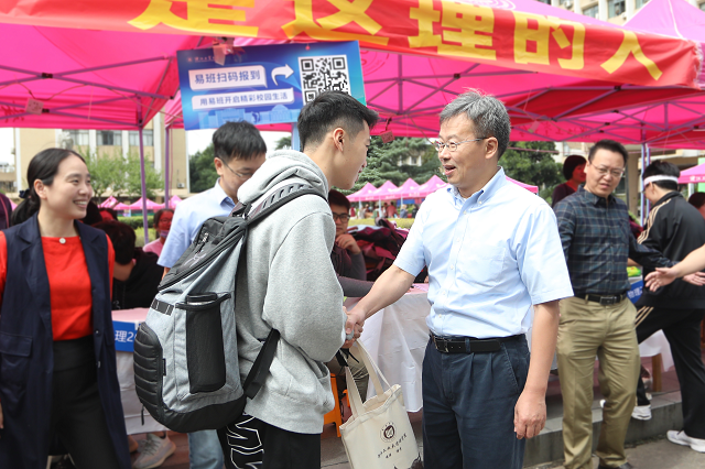 喜迎2020级新生-李小年亲切慰问新生.png