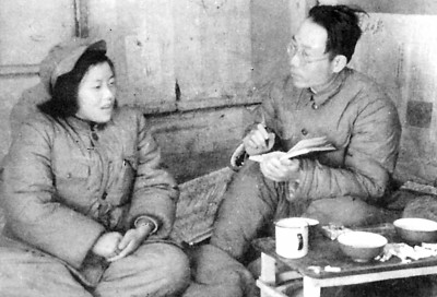 1952年，魏巍在朝鲜前线采访模范护士.jpg
