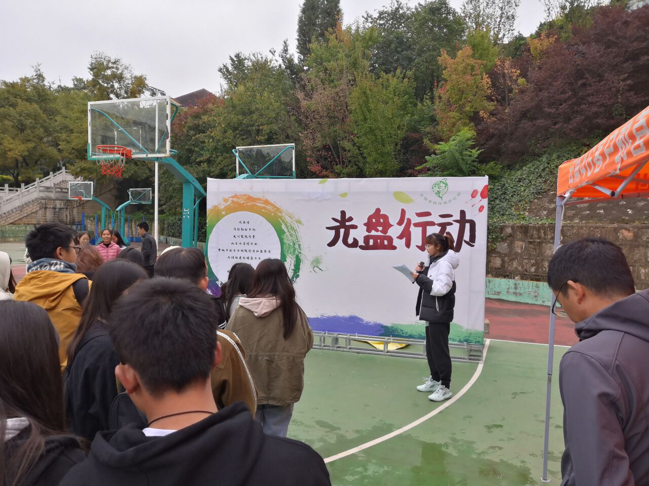 生物多样性保护社团社长杨禹瑾同学介绍饥饿距离我们并不遥远，珍惜粮食，节约粮食势在必行.png