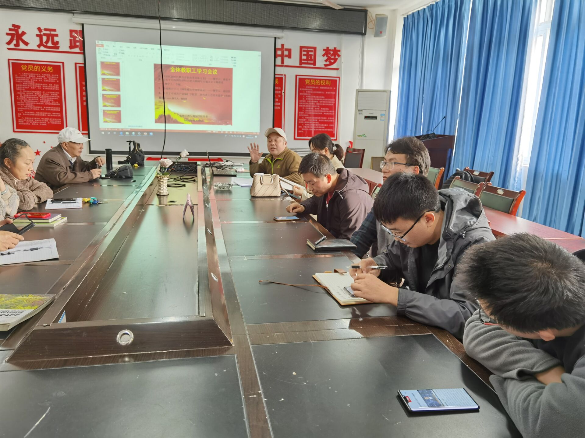 2 支部书记对推选党代表候选人做介绍