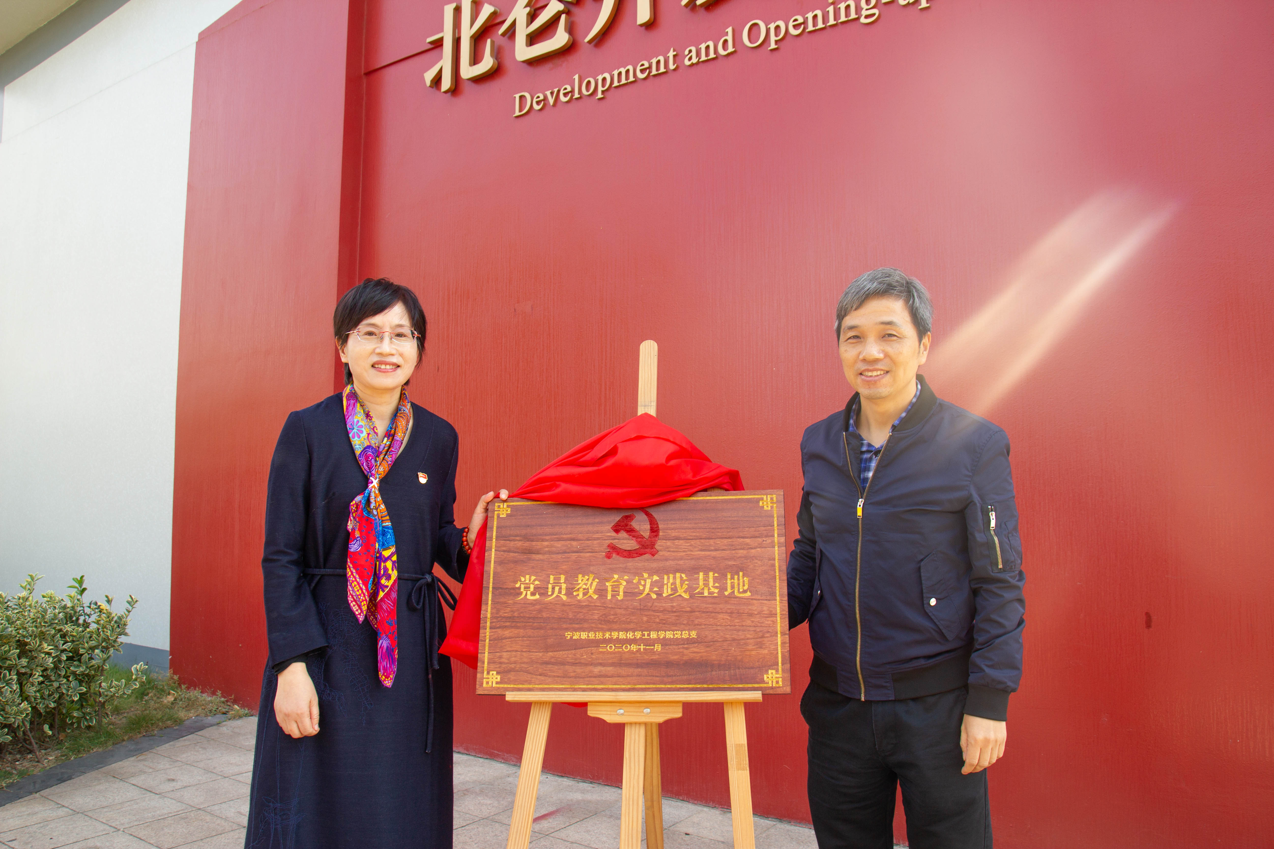 参观展览馆.jpg 参观展览馆.jpg