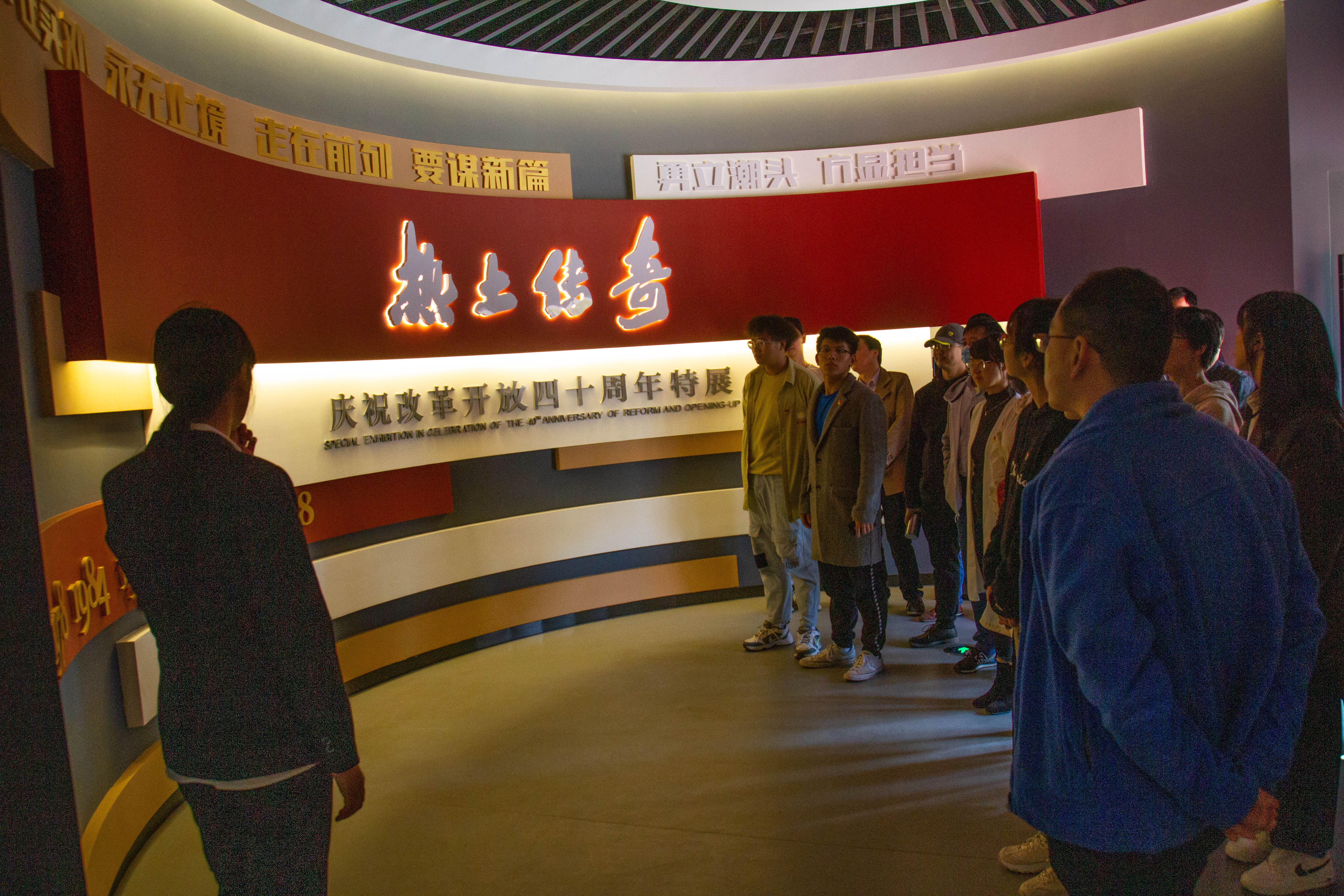 参观展览馆1.jpg 参观展览馆1.jpg