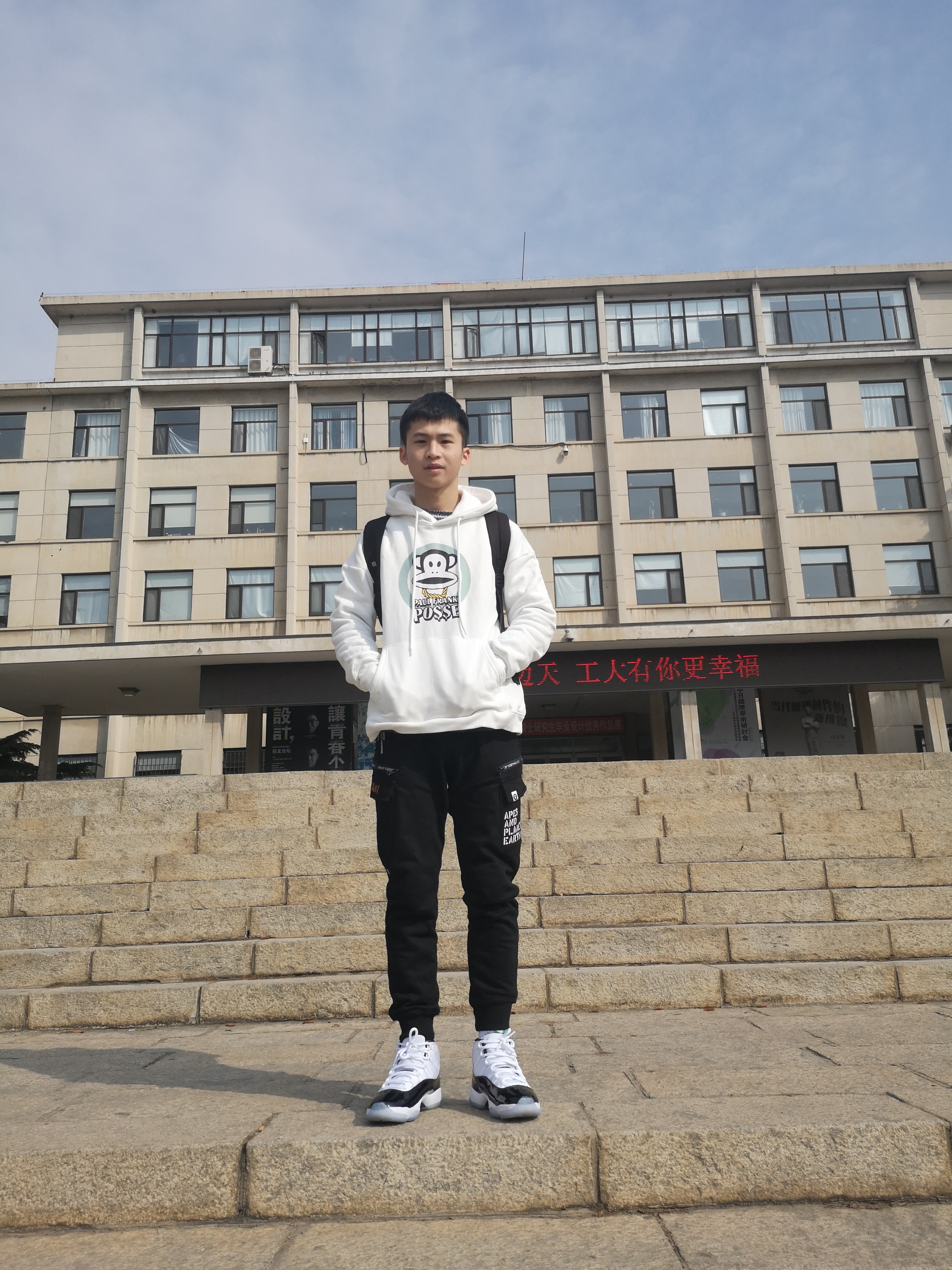 黄泓飙生活照.png 黄泓飙生活照.png