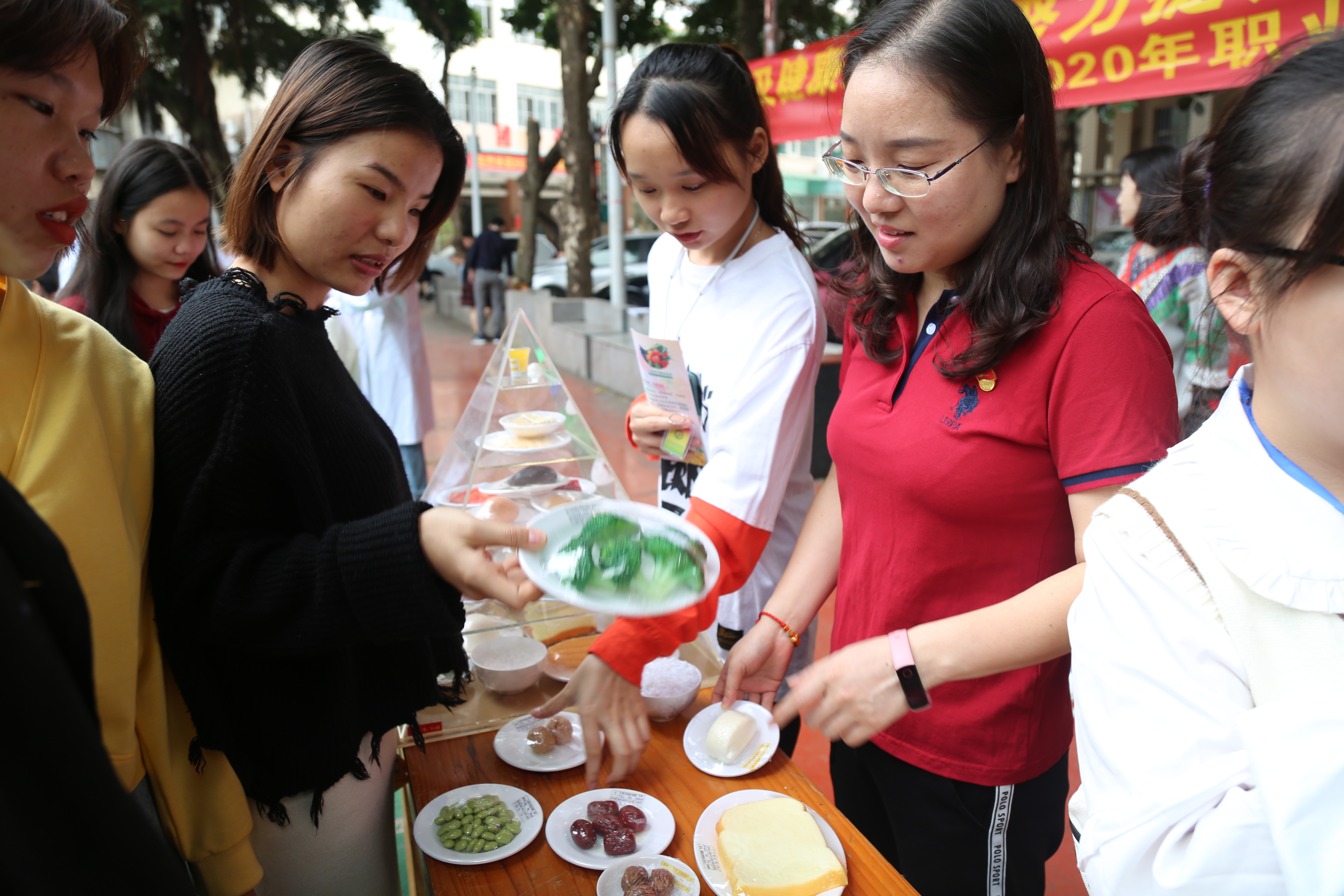 介绍膳食宝塔.JPG