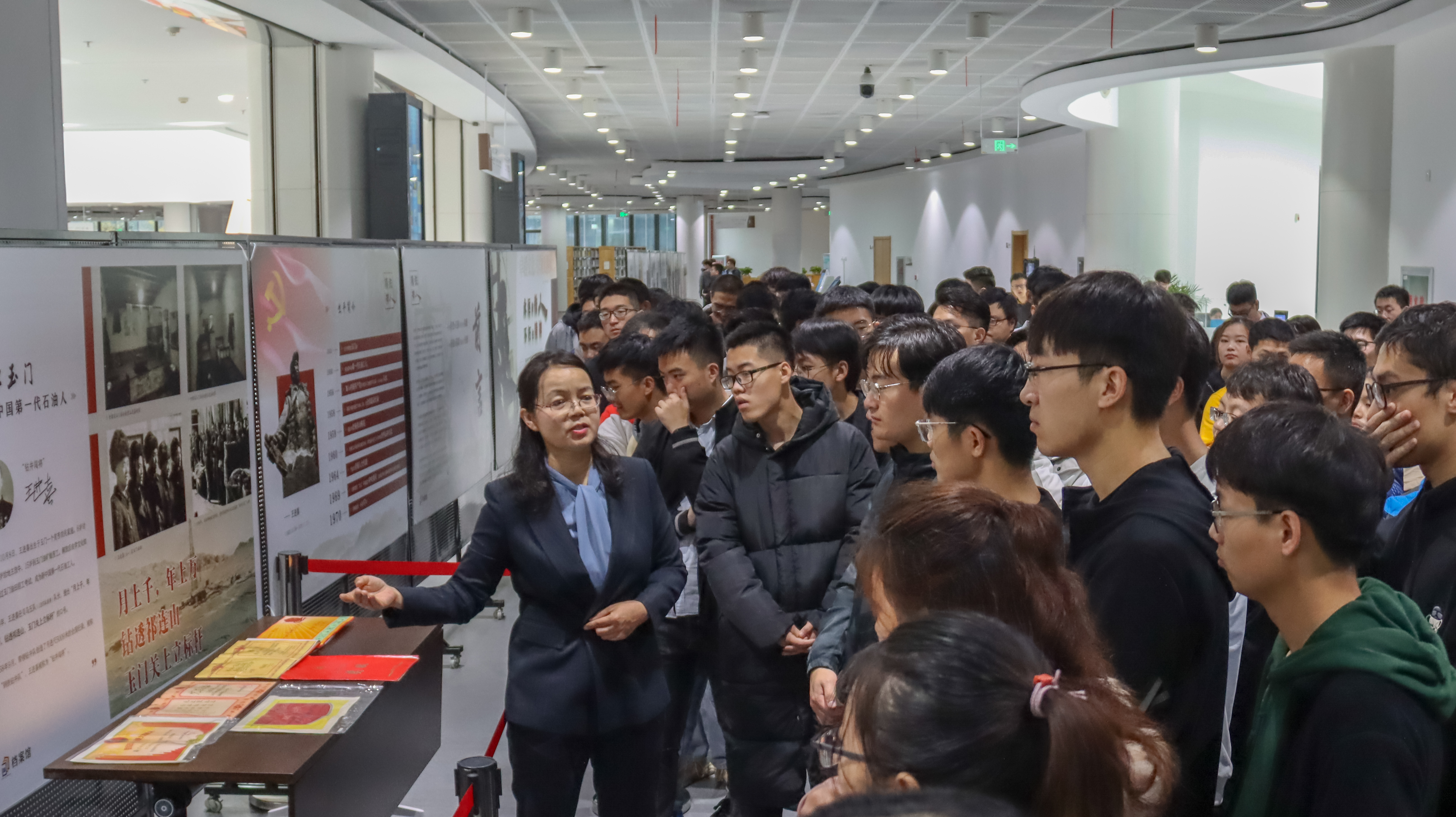 石工学院组织学生党员学习铁人王进喜展览，学习传承铁人精神