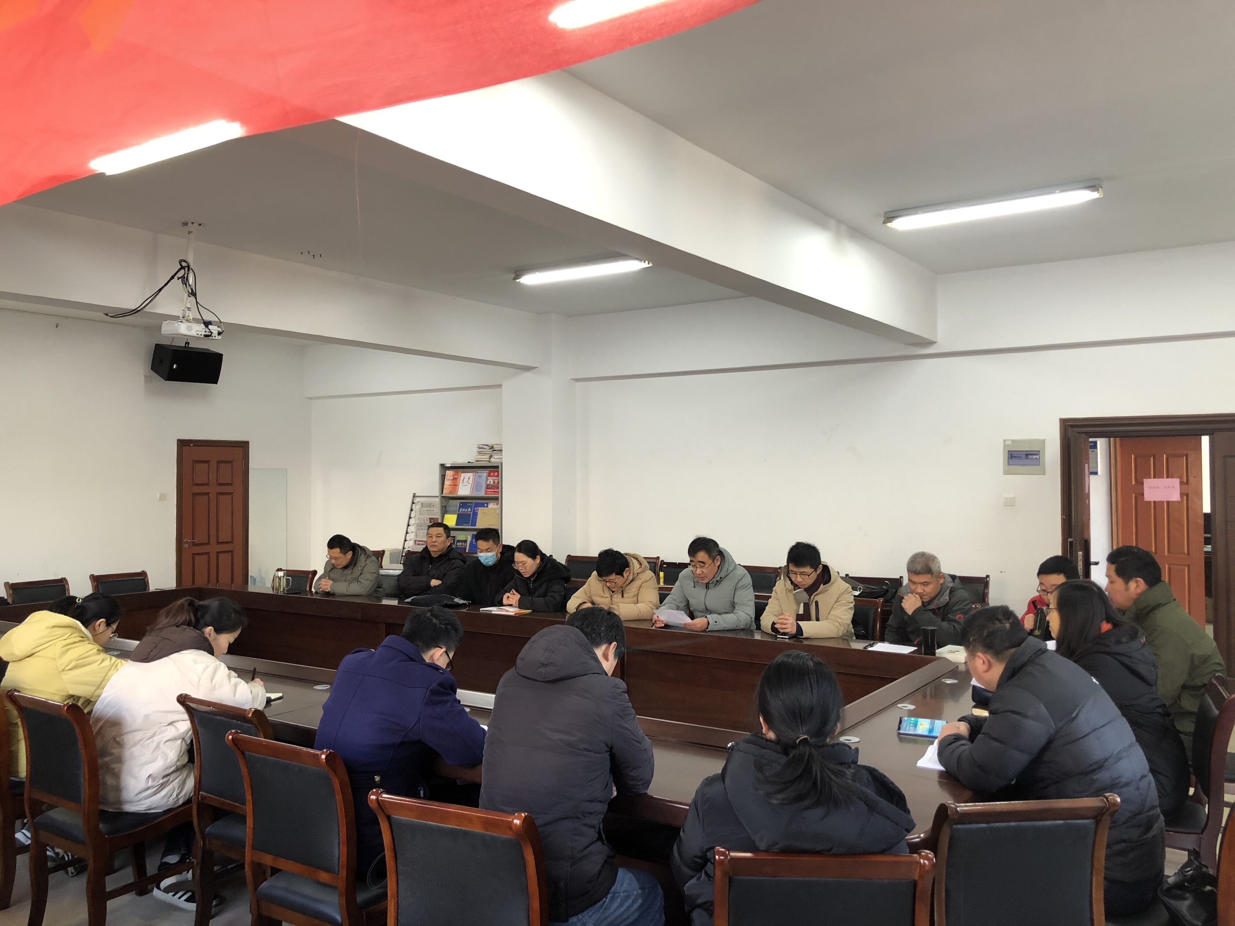 图1:发展对象王忠诚同志宣读入党志愿书.jpg 图1:发展对象王忠诚同志宣读入党志愿书.jpg