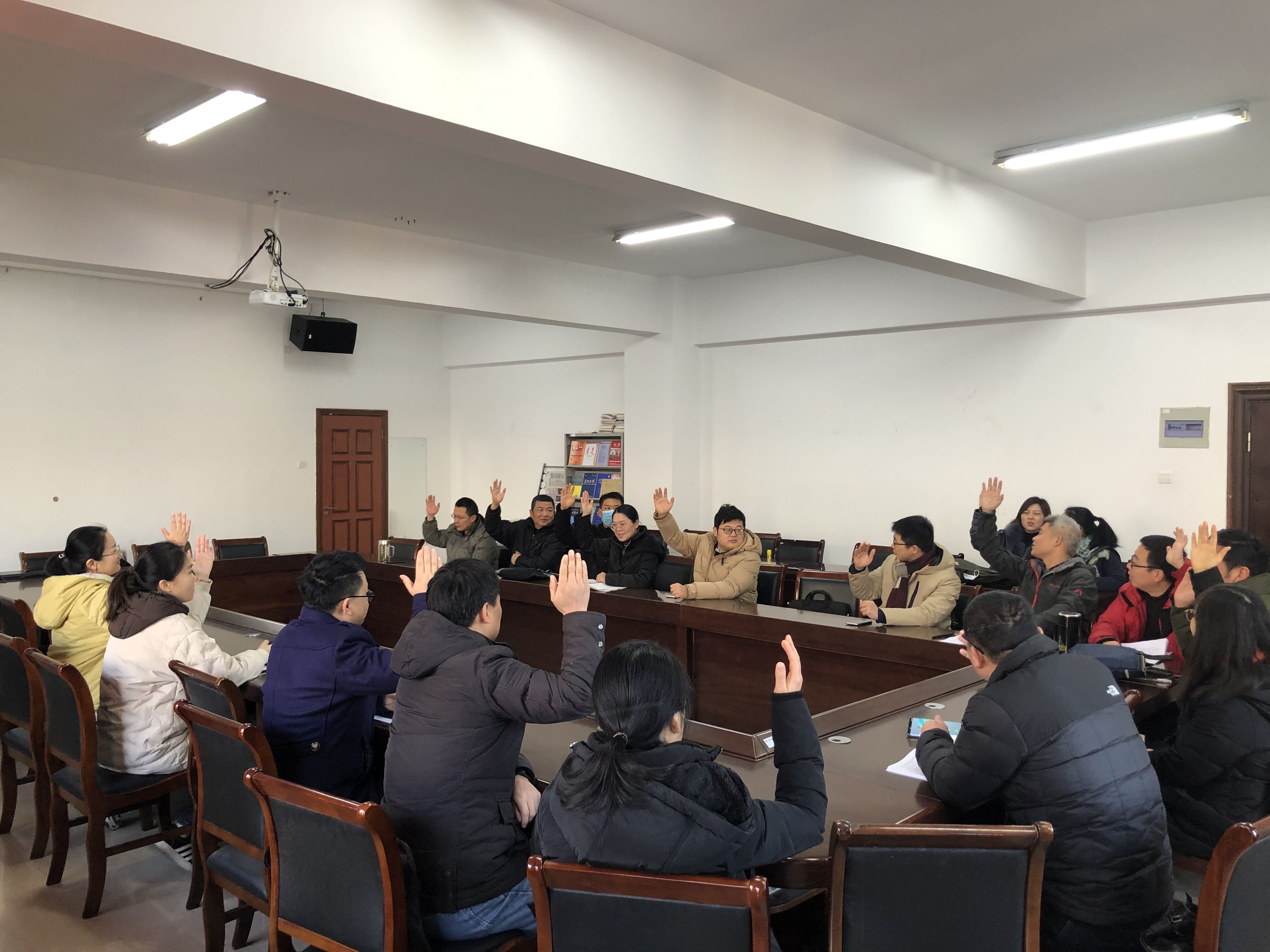 图2:与会党员对发展对象能否入党举手表决.jpg 图2:与会党员对发展对象能否入党举手表决.jpg