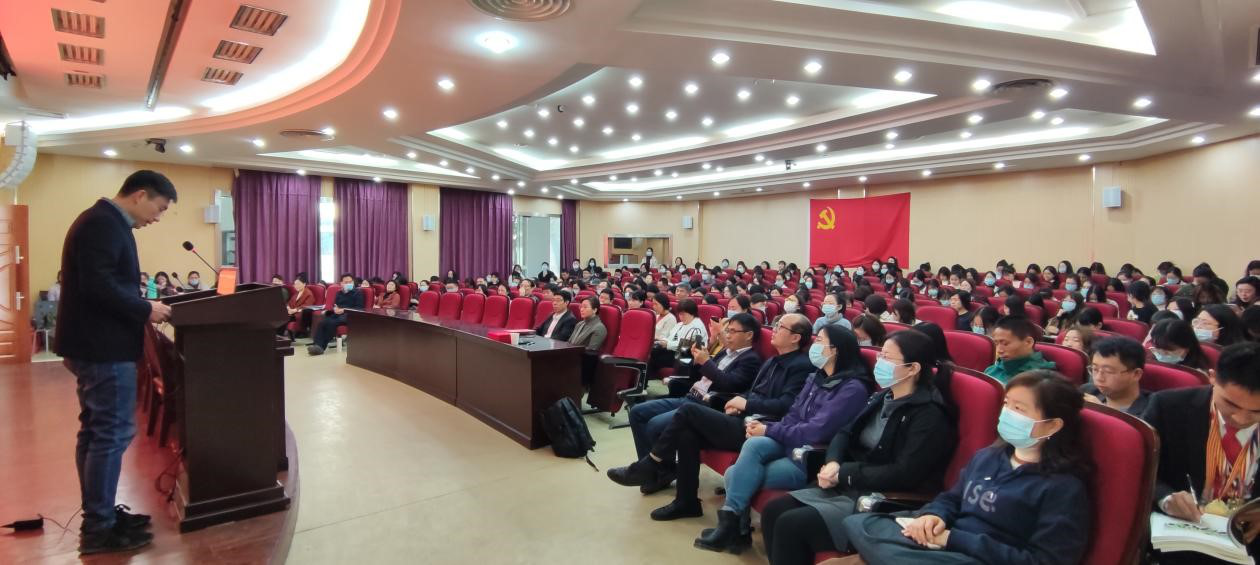 史慧明书记主持报告会.png