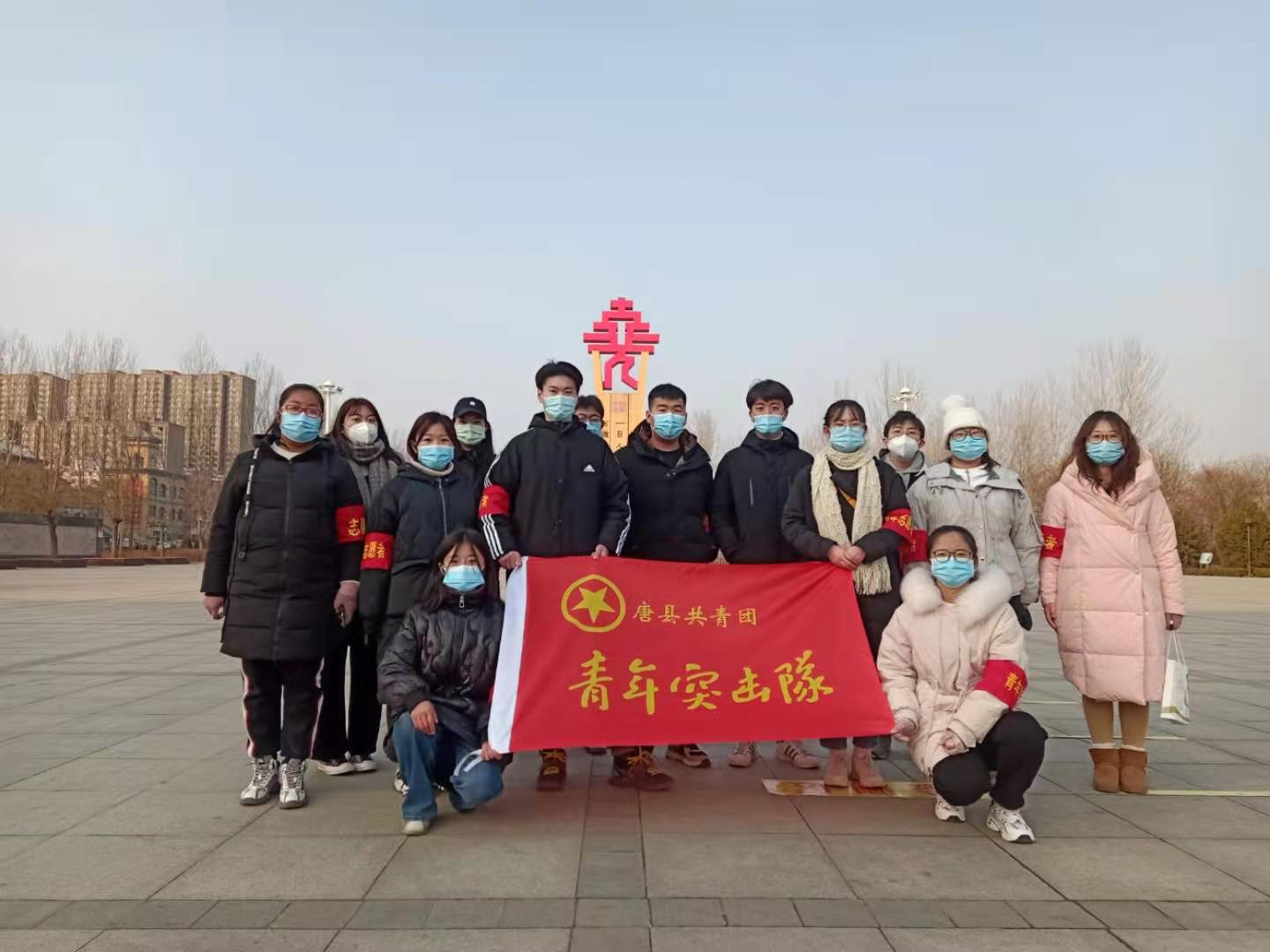 食品1921积极分子史晓爽同学在河北省保定市唐县疫情防控社区登记记录社区进出人员及车辆，帮助医护人员完成该社区全员核酸检测工作