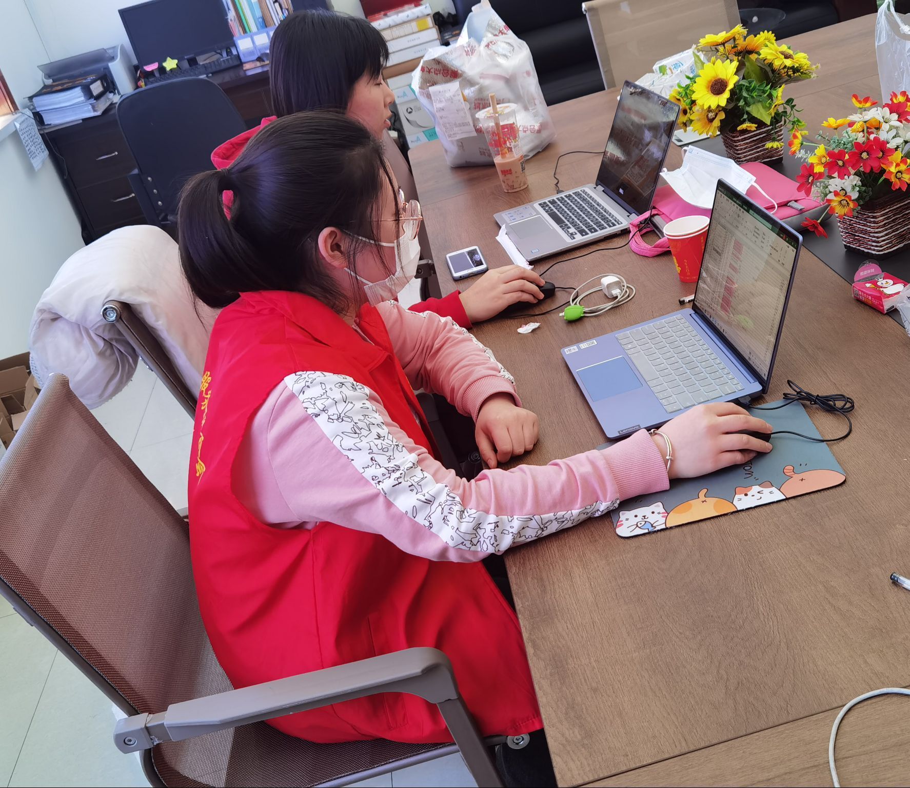 食品2021梁文悦同学在河北省张家口市宣化区皇城街道桥北社区协助社区做核酸检测时管理秩序和测量体温