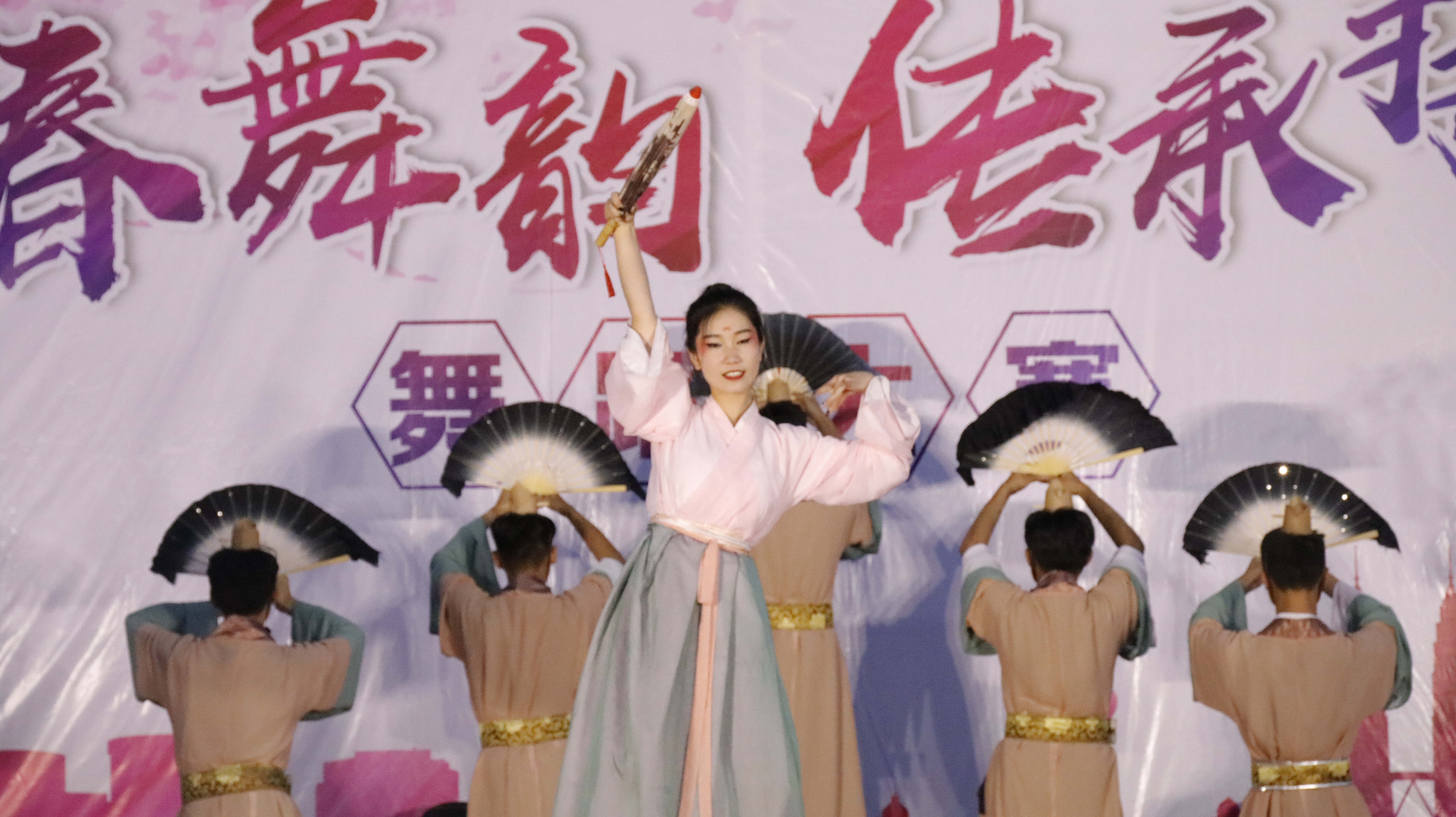 6经济贸易系.JPG 6经济贸易系.JPG