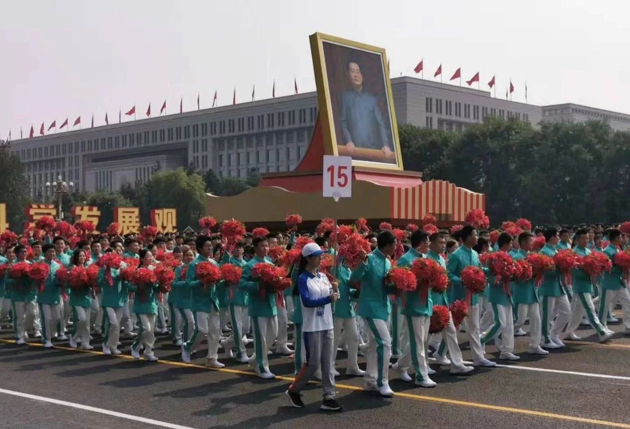 图为电信学院参加国庆70周年庆祝活动师生合影及群众游行“科学发展”方阵.jpg