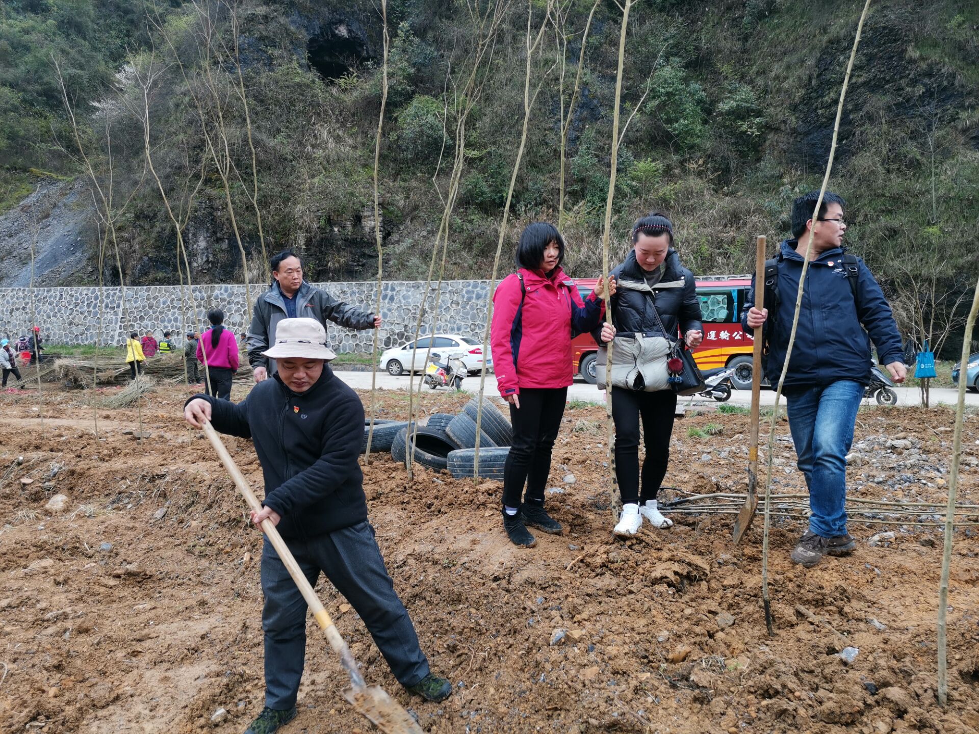 院党委副书记米小其、李兢和支部党员在碧江区路蜡村植树